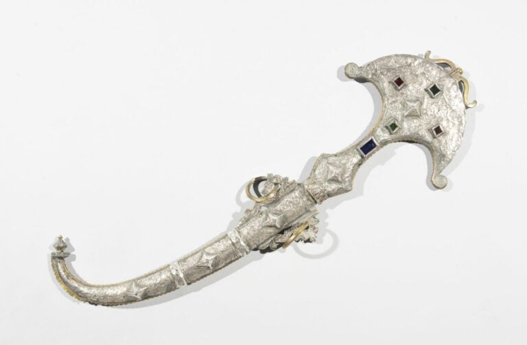 Koummya de forme exubérante - Acier, argent bas-titre à décor gravé, laiton et…