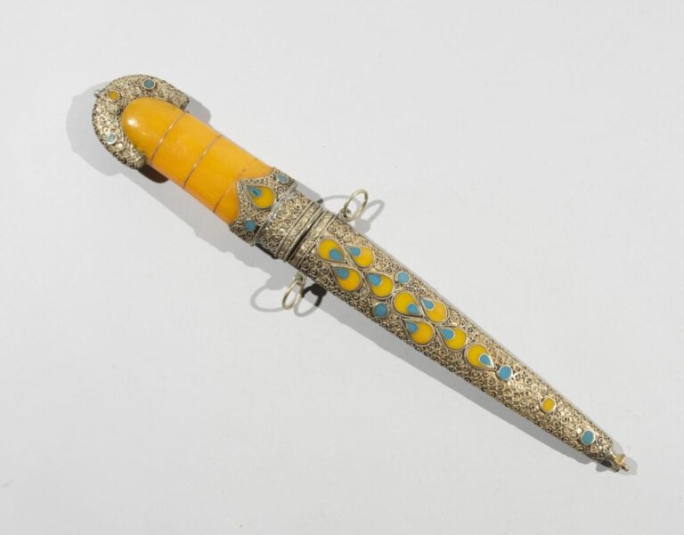 Arme d'apparat - Résine, acier, argent, pierres de couleurs - Maroc, XXe siècle…