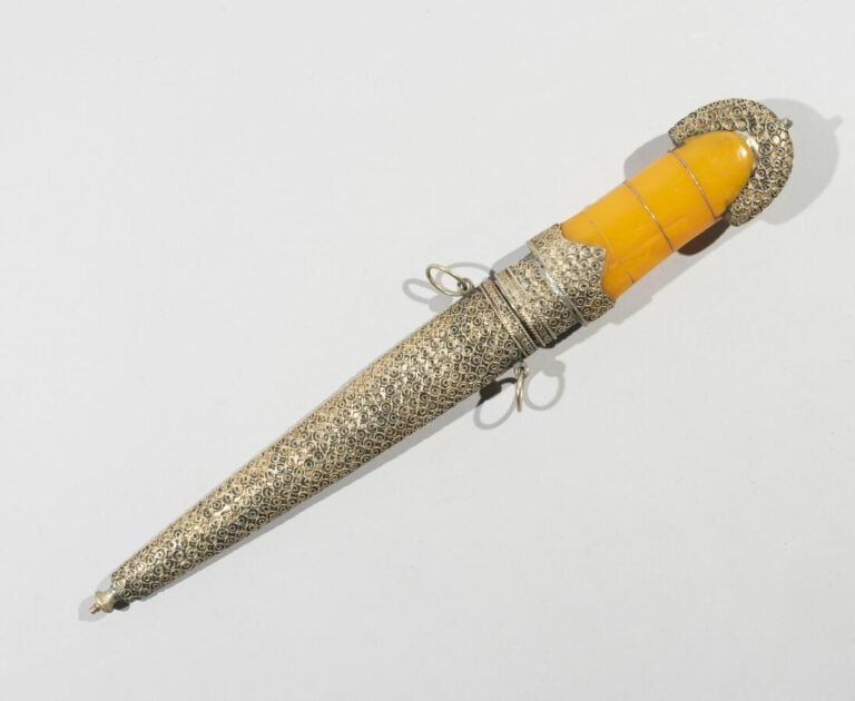 Arme d'apparat - Résine, acier, argent, pierres de couleurs - Maroc, XXe siècle…