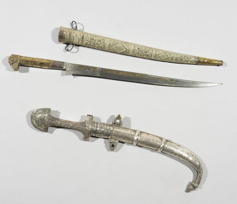 Koummya et Flissa - Maroc et Algérie, XXe siècle - L 38 et 46 cm - - La koummya…
