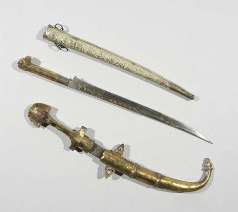 Koummya et Flissa - Maroc et Algérie, XXe siècle - L 38 et 46 cm - - La koummya…