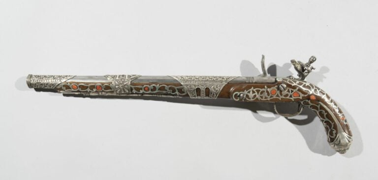 Pistolet Algérien - Bois, acier, argent, corail - Algérie, XIXe siècle - Longue…