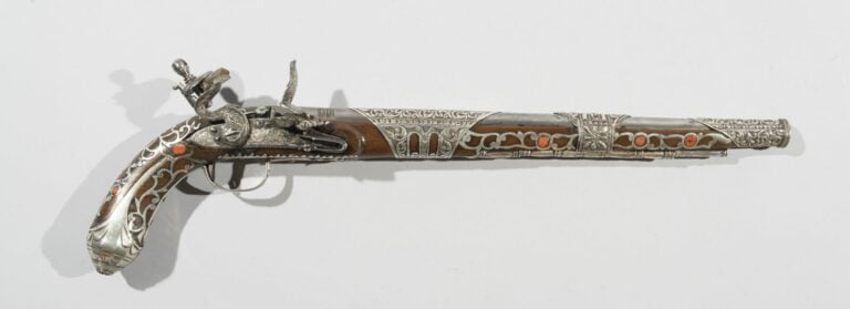 Pistolet Algérien - Bois, acier, argent, corail - Algérie, XIXe siècle - Longue…
