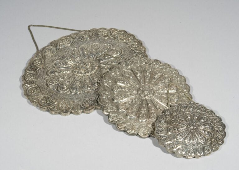 Miroirs à décor floral - Argent bas-titre à décor repoussé (pas de tughra) - Eg…
