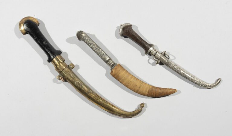 Deux Koummyas et une petite dague Ottomane - Acier, bois, argent, laiton - Maro…