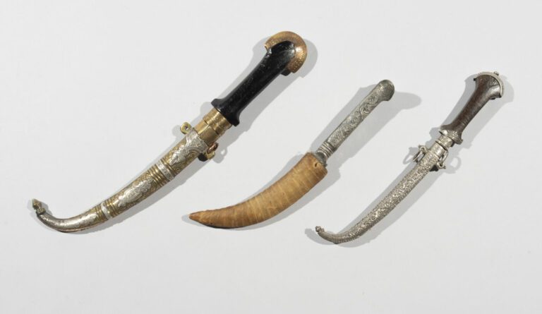 Deux Koummyas et une petite dague Ottomane - Acier, bois, argent, laiton - Maro…