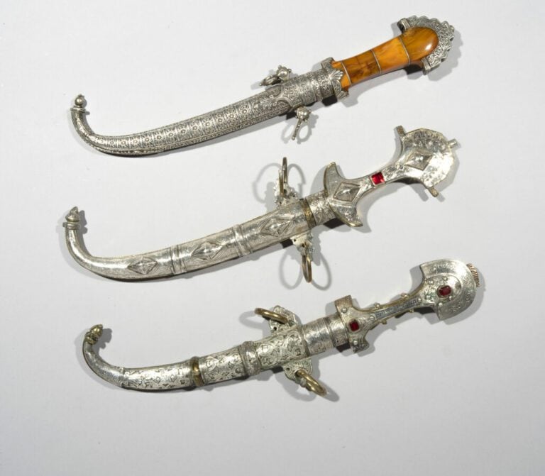 Trois koummyas - Acier, laiton, argent, résine, pierres rouges - Maroc, XXe siè…