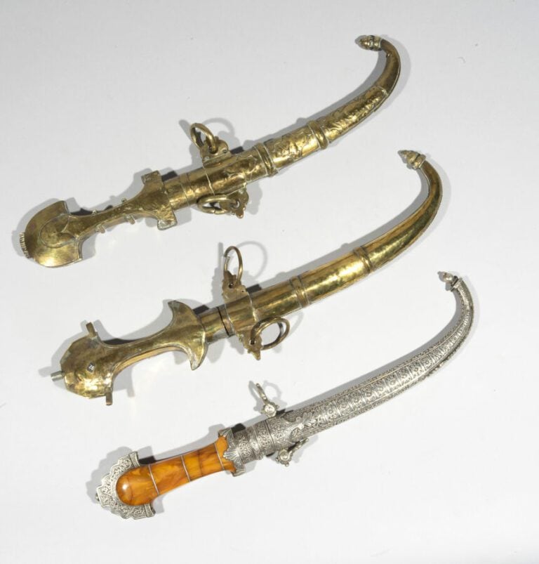 Trois koummyas - Acier, laiton, argent, résine, pierres rouges - Maroc, XXe siè…