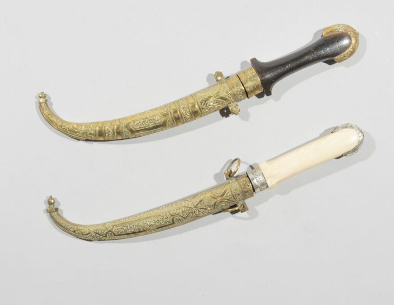 Deux koummyas - Maroc, XXe siècle - L 38 et 39 cm (corne) - - L'une comportant…