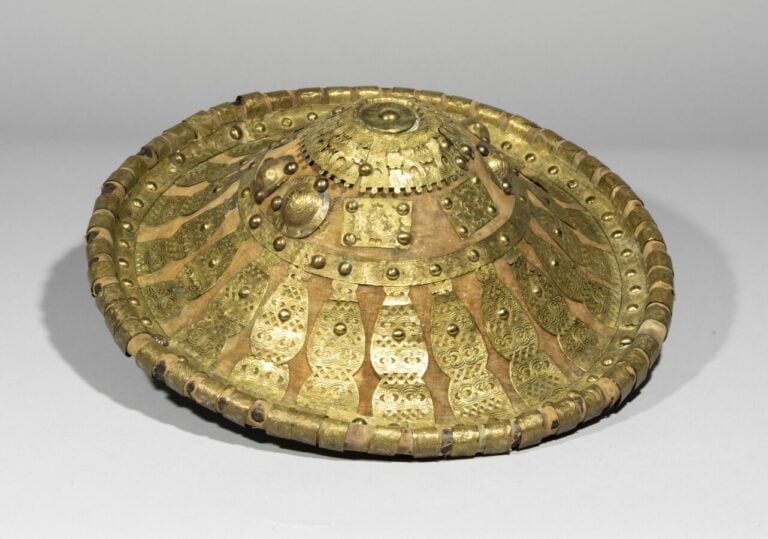 Bouclier Ethiopien tafa - Cuir, textile et feuilles de laiton gravées et ajouré…