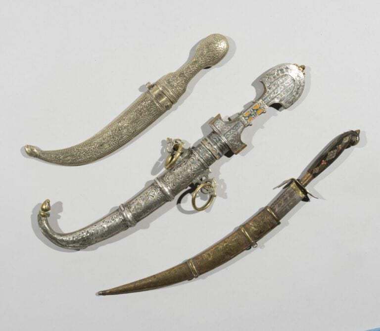 Koummya - Acier, argent bas-titre et émaux polychromes, laiton - Maroc, XXe siè…