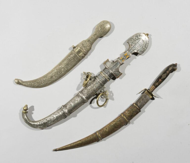 Koummya - Acier, argent bas-titre et émaux polychromes, laiton - Maroc, XXe siè…