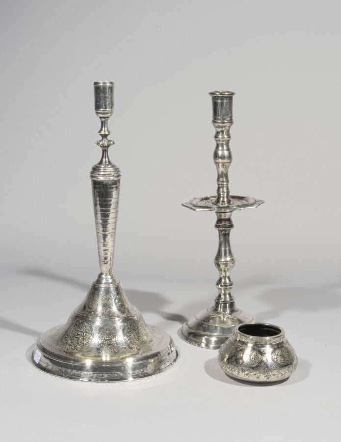 Deux bougeoirs Ottomans - Cuivre étamé ou argenté à décor gravé - Egypte, circa…