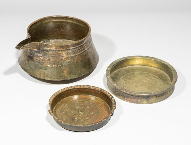 Bassin Mamelouk et coupelles Seldjoukides - Cuivre étamé (bassin) et bronze inc…