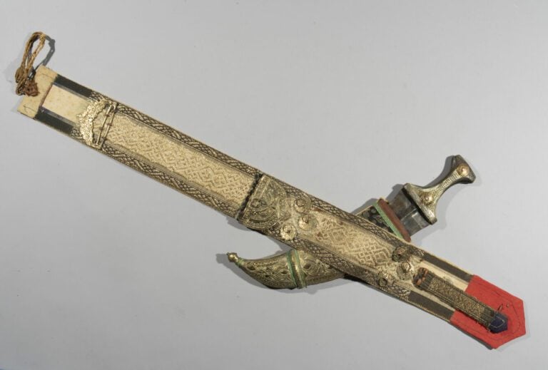 Jambiya - Acier, corne, cuivre, argent, textiles de fils polychromes et métalli…