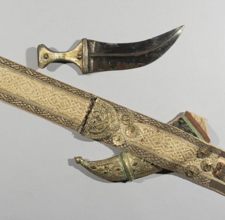 Jambiya - Acier, corne, cuivre, argent, textiles de fils polychromes et métalli…