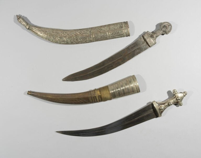 Deux Jambyias - Acier, métal argenté, cuivre, bois, laiton - Golfe persique, pr…