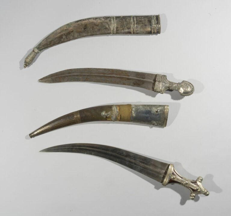 Deux Jambyias - Acier, métal argenté, cuivre, bois, laiton - Golfe persique, pr…