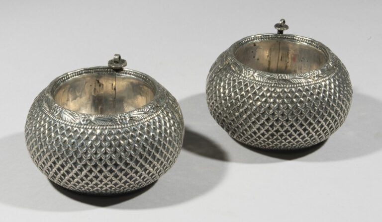Paire de larges bracelets - Argent bas-titre - Moyen Orient probablement Oman -…