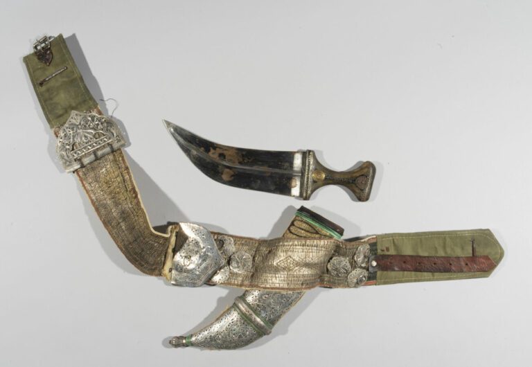 Jambiya du Yemen et sa ceinture - Acier, corne, argent, cuivre, textiles de fil…