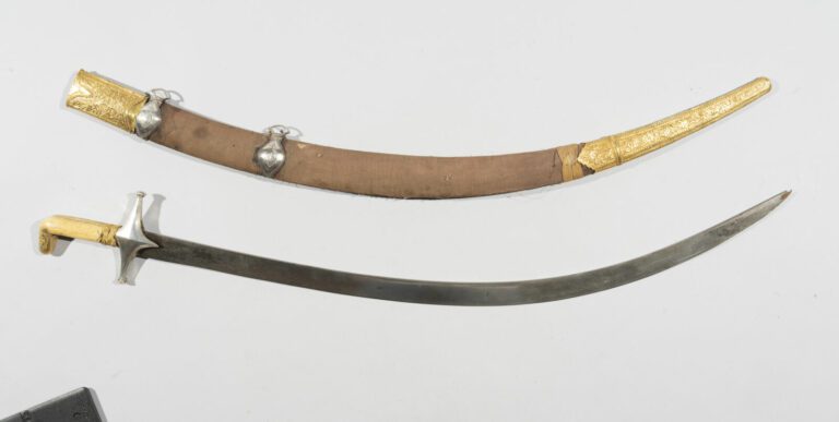 Épée Moyen Orientale Saif - Acier, ivoire marin, argent, or et textile sur âme…