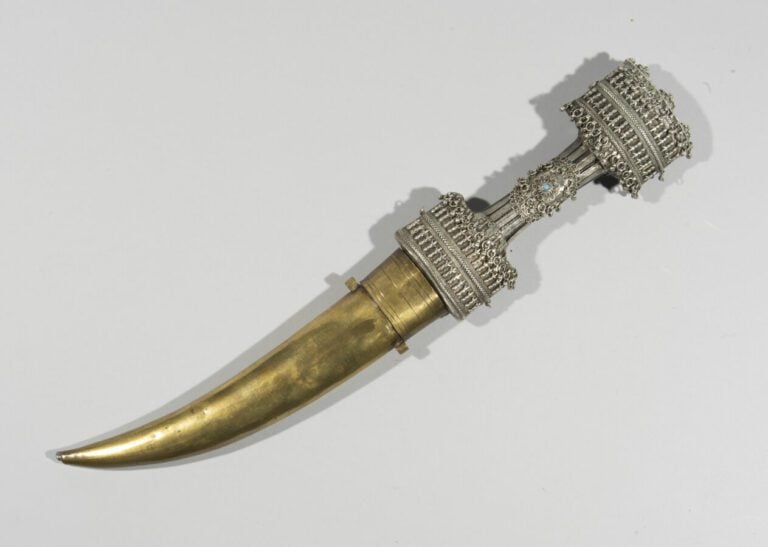 Arme courte au manche en argent filigrané orné d'une turquoise - Acier, argent…