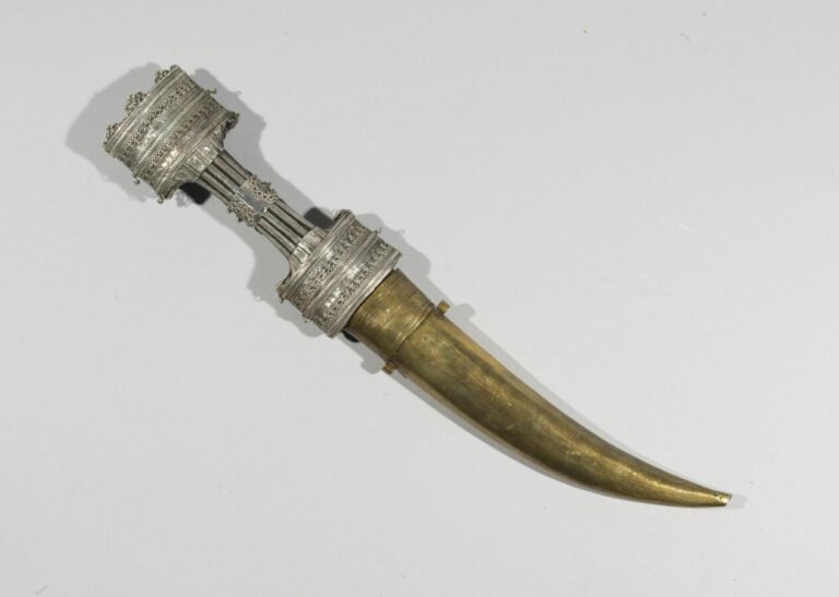 Arme courte au manche en argent filigrané orné d'une turquoise - Acier, argent…