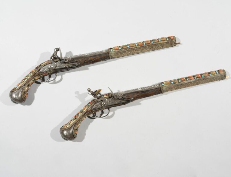 Paire de pistolets Ottomans - Bois, acier en partie gravé et damasquiné d'argen…