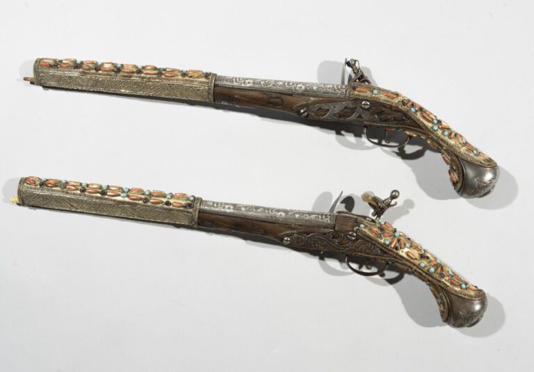 Paire de pistolets Ottomans - Bois, acier en partie gravé et damasquiné d'argen…