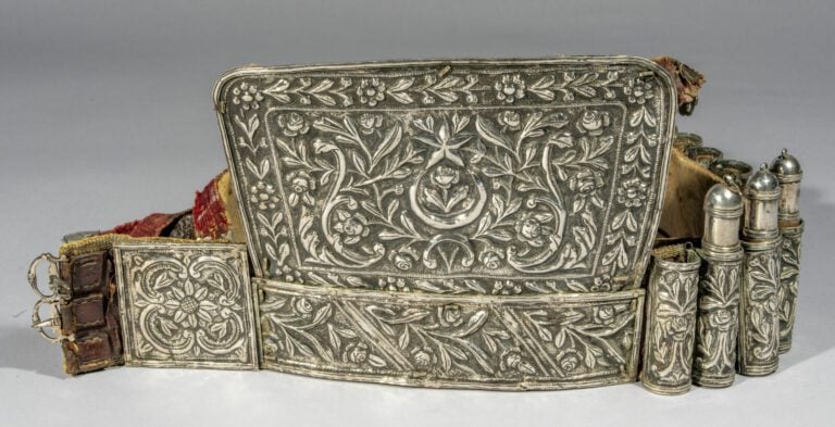 Importante cartouchière - Argent bas-titre, cuir et textile polychrome - Empire…