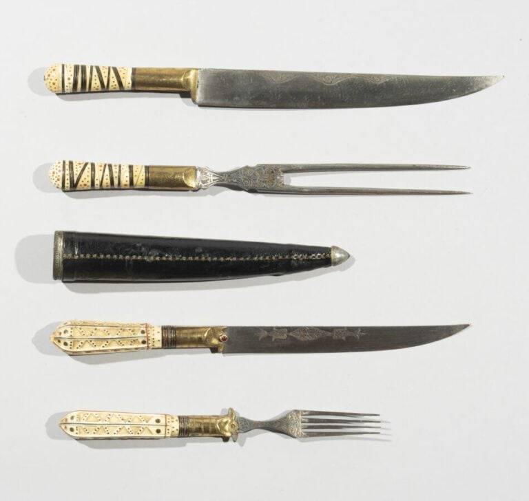 Trousse Bosniaque - Acier en partie damasquiné d'or et argent, ivoire marin, la…