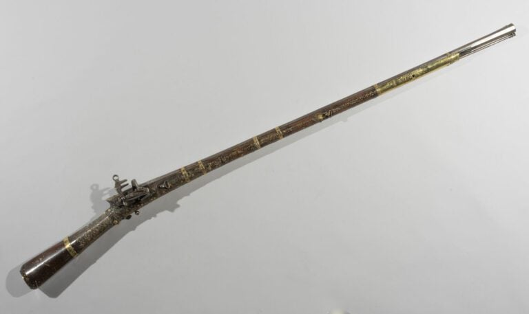 Grand Tufenk - Acier et bois avec micro-incrustations d'ivoire, de laiton, bois…