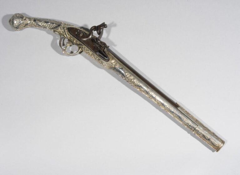 Pistolet Ottoman - Acier en partie incrusté de laiton, argent partiellement nie…