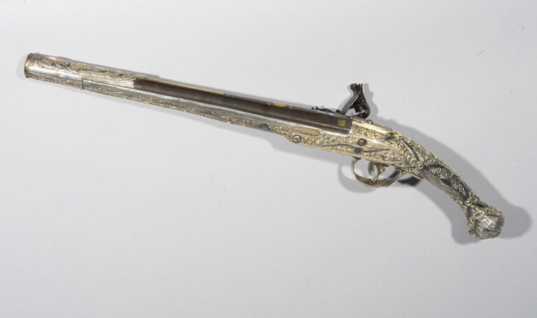 Pistolet Ottoman - Acier en partie incrusté de laiton, argent partiellement nie…
