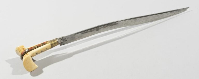 Yatagan - Acier, ivoire marin, cuivre doré, corail, argent - Turquie, XIXe sièc…