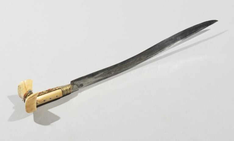 Yatagan - Acier, ivoire marin, cuivre doré, corail, argent - Turquie, XIXe sièc…