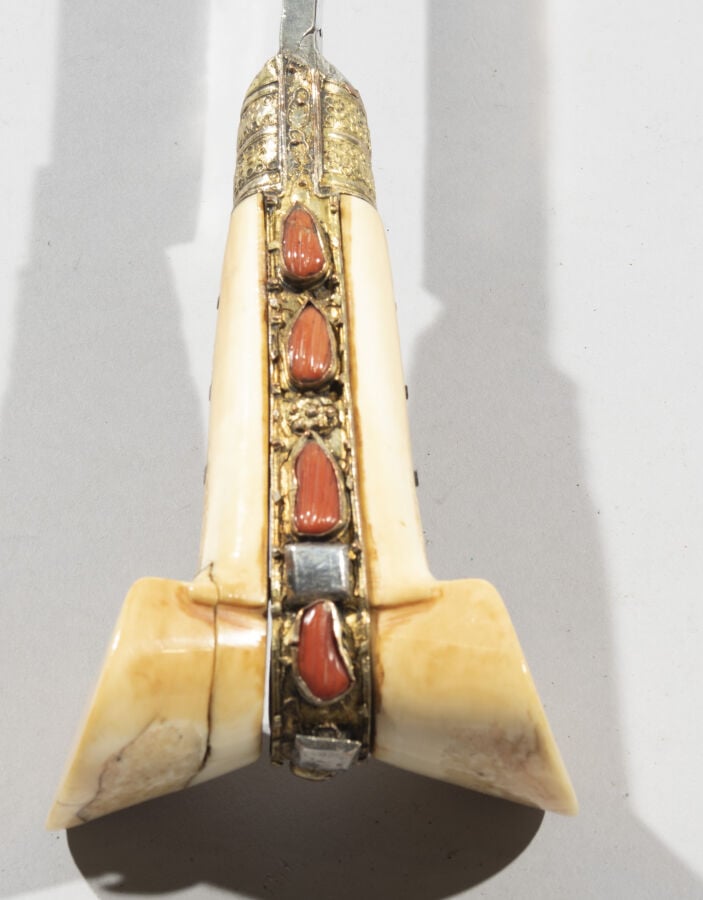 Yatagan - Acier, ivoire marin, cuivre doré, corail, argent - Turquie, XIXe sièc…