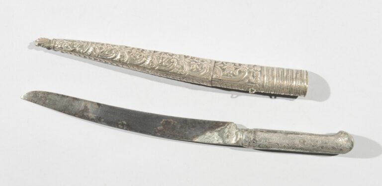 Petite dague avec poignée et fourreau en argent à décor de motifs floraux - Arg…