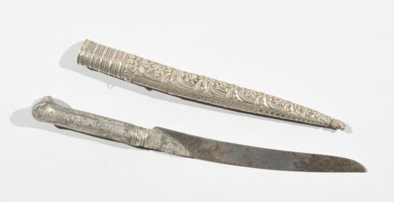 Petite dague avec poignée et fourreau en argent à décor de motifs floraux - Arg…