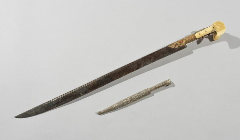 Yatagan et bichaq - Acier, cuivre, ivoire marin, corail et argent - Turquie, XI…