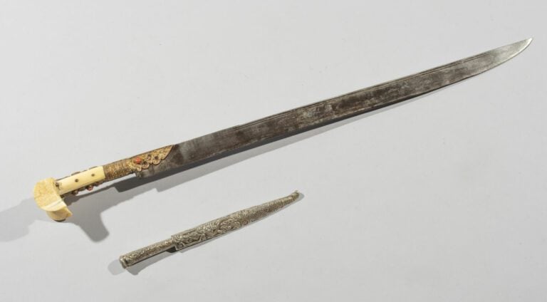 Yatagan et bichaq - Acier, cuivre, ivoire marin, corail et argent - Turquie, XI…