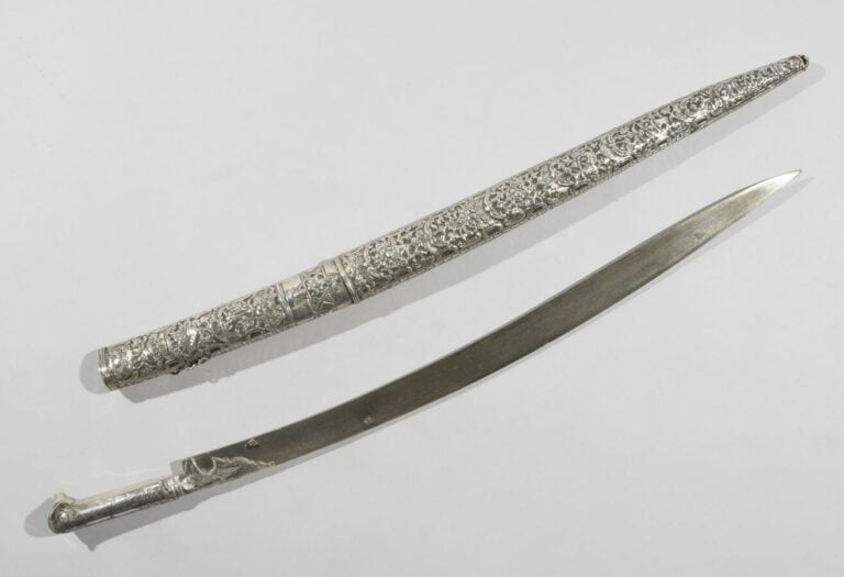 Yatagan - Acier, argent à décor gravé, repoussé et niellé - Empire Ottoman, XIX…
