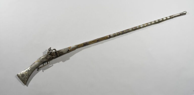 Fusil - Acier, bois, argent en partie niellé, laiton - Probablement Maroc, XVII…