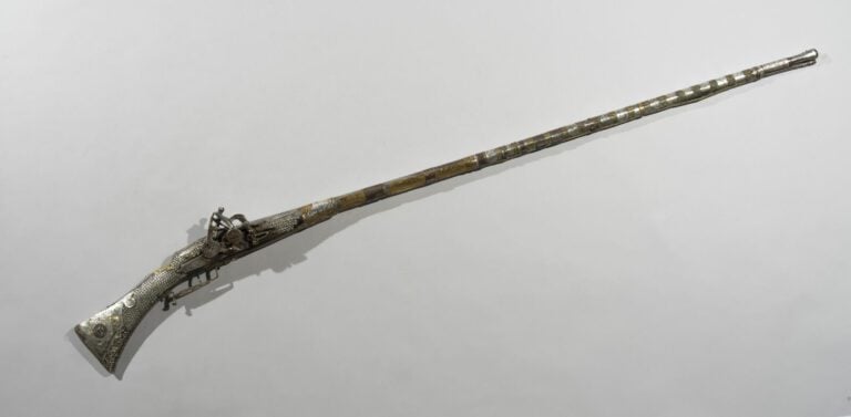 Fusil - Acier, bois, argent en partie niellé, laiton - Probablement Maroc, XVII…