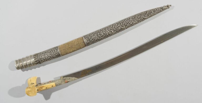 Yatagan - Acier en partie damasquiné d'or, ivoire marin, cuivre, argent, corail…