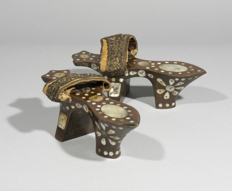 Paire de socques de Hammam - Bois incrusté de nacre à décor regravé de fleurs e…