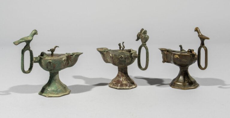 Trois lampes à huile à décor de frises de calligraphies et d'oiseaux - Bronze -…