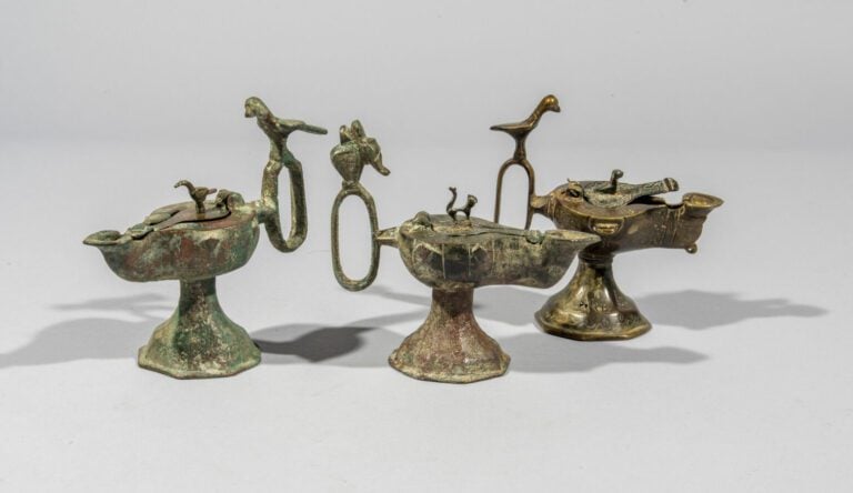Trois lampes à huile à décor de frises de calligraphies et d'oiseaux - Bronze -…