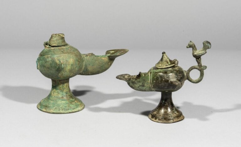 Lot de deux lampes à huile - Bronze à patine de fouille - Iran, Khorassan, XII…