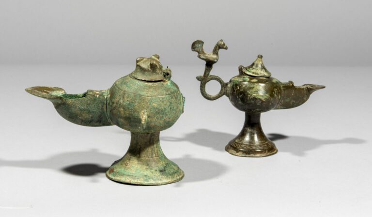 Lot de deux lampes à huile - Bronze à patine de fouille - Iran, Khorassan, XII…